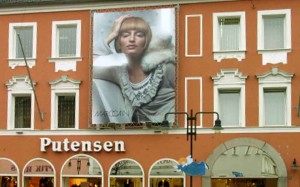 Mesh-Banner als Fassadenwerbung