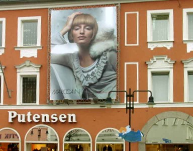 Mesh-Banner als Fassadenwerbung