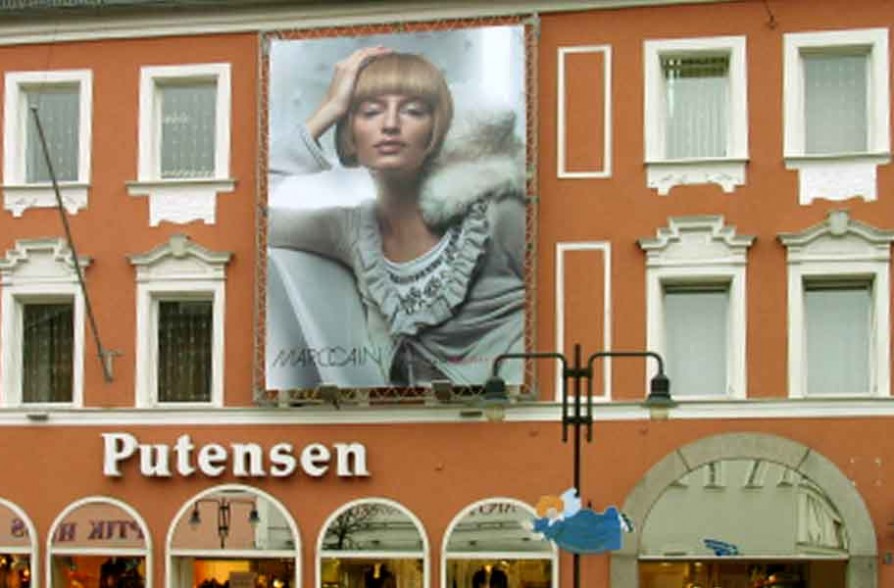 Mesh-Banner als Fassadenwerbung